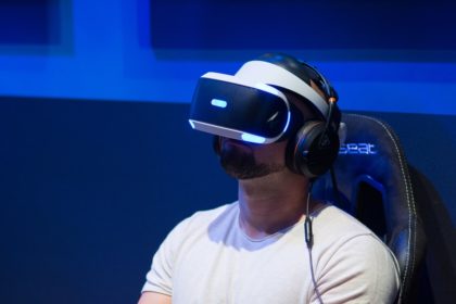 osoba koristi VR naočale