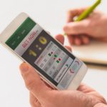 igrač prepisuje kvote kladionice s mobitela