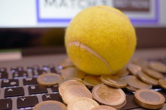 Teniska loptica i kovanice na laptopu (kako se kladiti na tenis)