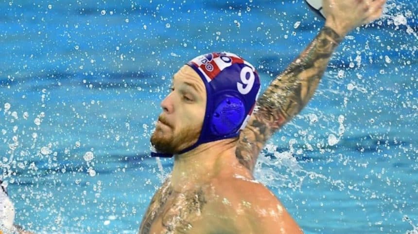Jerko Marinić Kragić s loptom u ruci primjenjuje pravila vaterpola