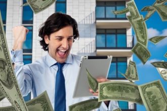 Muškarac slavi dobitak na kladionici (kako pobijediti kladionicu)