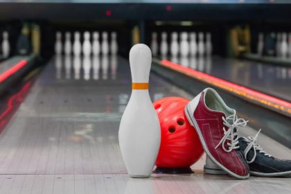 Cipele za kuglanje i kugla za kuglanje na igralištu (pravila kuglanja)