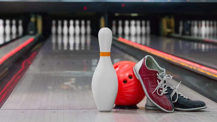 Cipele za kuglanje i kugla za kuglanje na igralištu (pravila kuglanja)