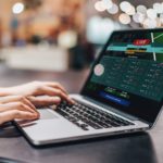 Osoba koristi laptop (Kako se kladiti online)