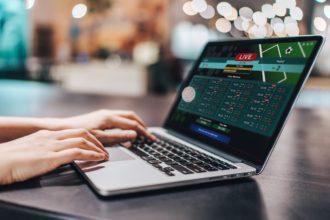 Osoba koristi laptop (Kako se kladiti online)