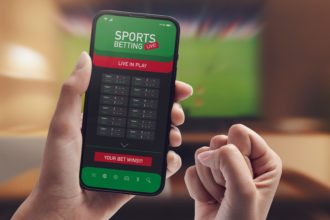 Osoba slavi dobitak nakon klađenja uživo (Kako se kladiti uživo)