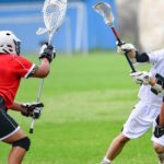 Igrači se bore za loptu primjenjujući lacrosse pravila