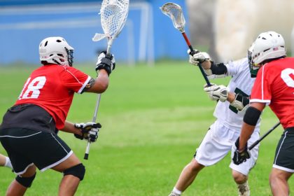 Igrači se bore za loptu primjenjujući lacrosse pravila