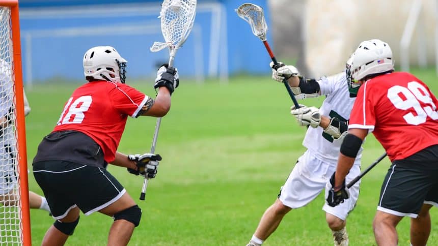 Igrači se bore za loptu primjenjujući lacrosse pravila