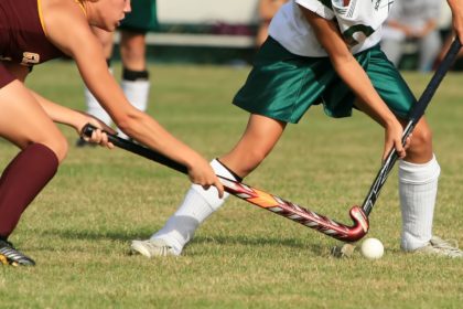 Djevojke igraju hokej na travi primijenjujući pravila hokeja na travi