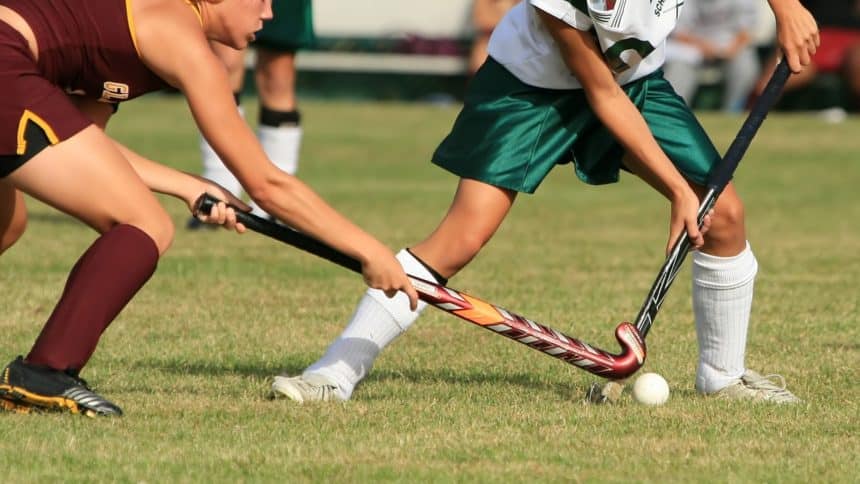 Djevojke igraju hokej na travi primijenjujući pravila hokeja na travi