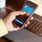 Muškarac istražuje kako uplatiti novac na online kladionicu