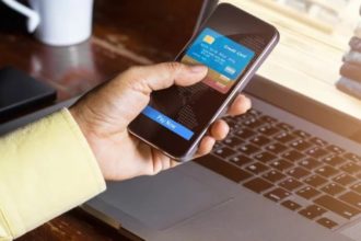 Muškarac istražuje kako uplatiti novac na online kladionicu