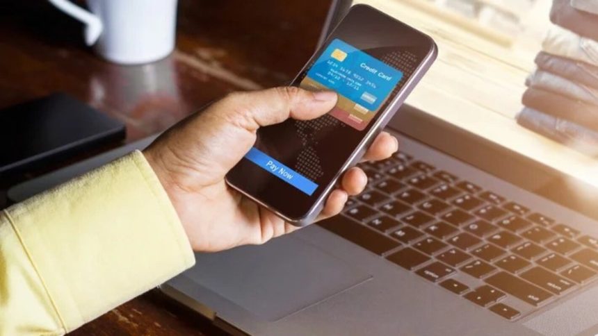 Muškarac istražuje kako uplatiti novac na online kladionicu