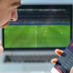 Muškarac slavi nakon što mu je live klađenje donijelo novčani dobitak