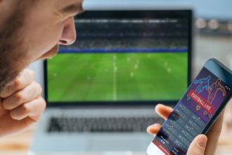 Muškarac slavi nakon što mu je live klađenje donijelo novčani dobitak