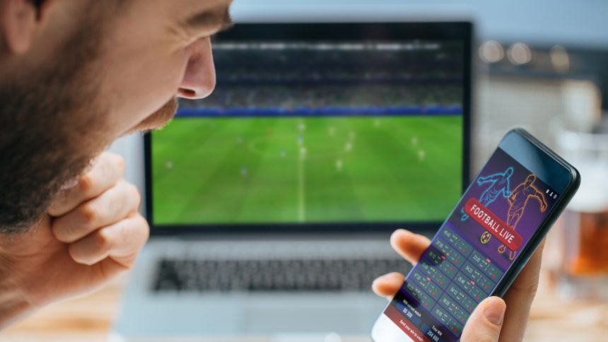 Muškarac slavi nakon što mu je live klađenje donijelo novčani dobitak