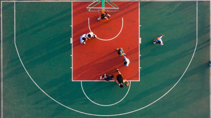 Muškarci igraju uličnu košarku (Povijest košarke)