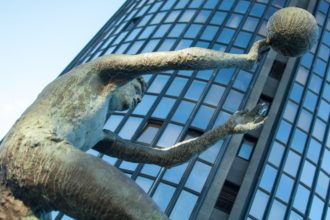 Spomenik Dražena Petrovića ispred Ciboninog tornja (Povijest košarke u Hrvatskoj)