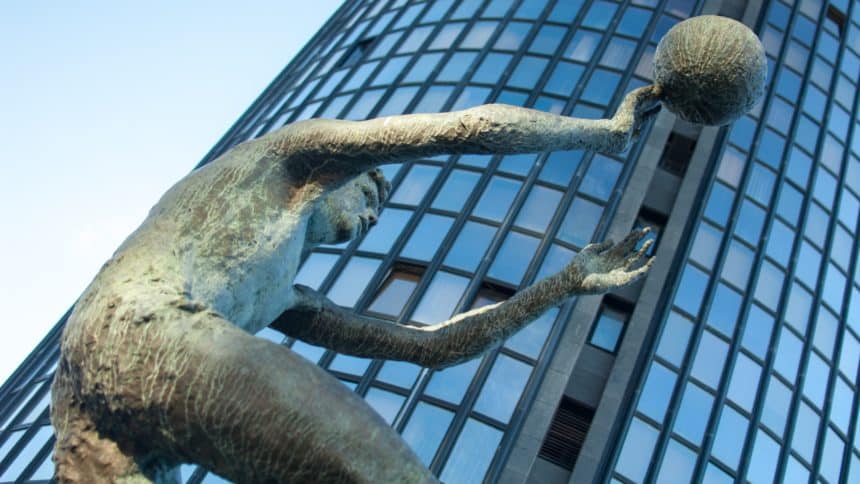 Spomenik Dražena Petrovića ispred Ciboninog tornja (Povijest košarke u Hrvatskoj)