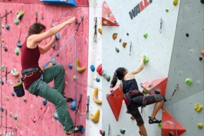 Mladić i djevojka prakticiraju sportsko penjanje