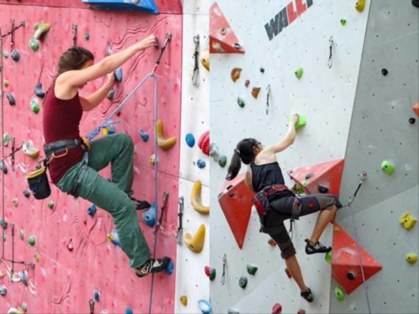 Mladić i djevojka prakticiraju sportsko penjanje